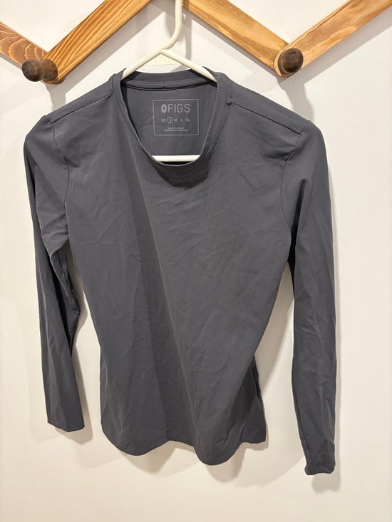 FIGS women's long-sleeve performance top - Picture 3 of 8